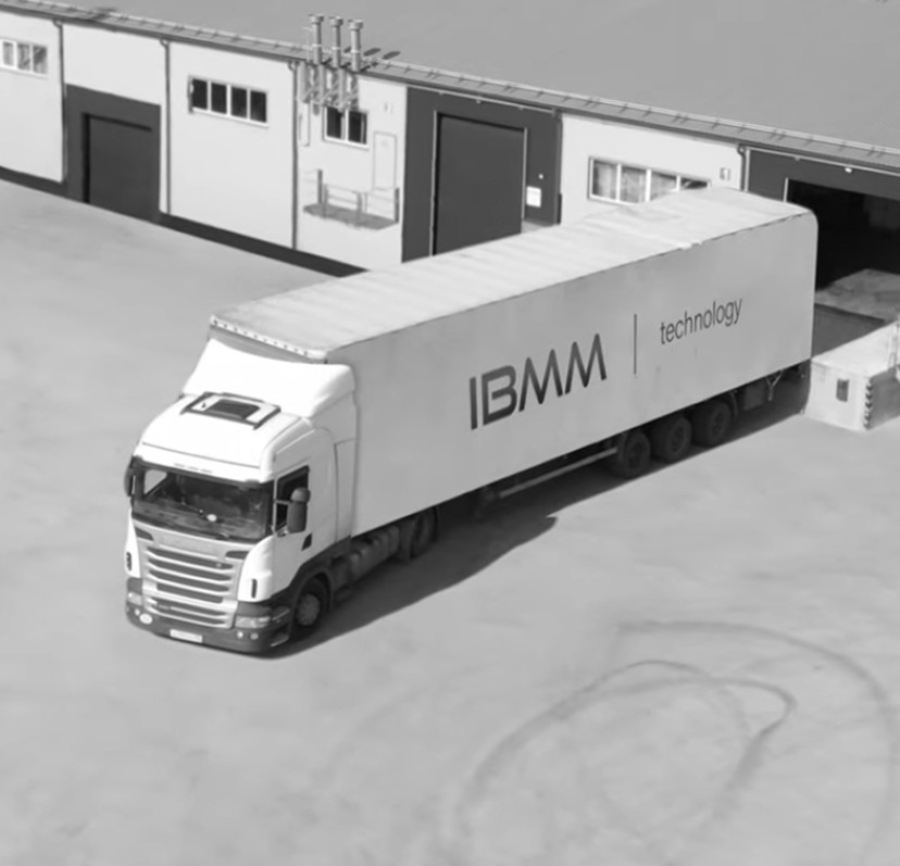 Грузовик IBMM Technology у склада компании