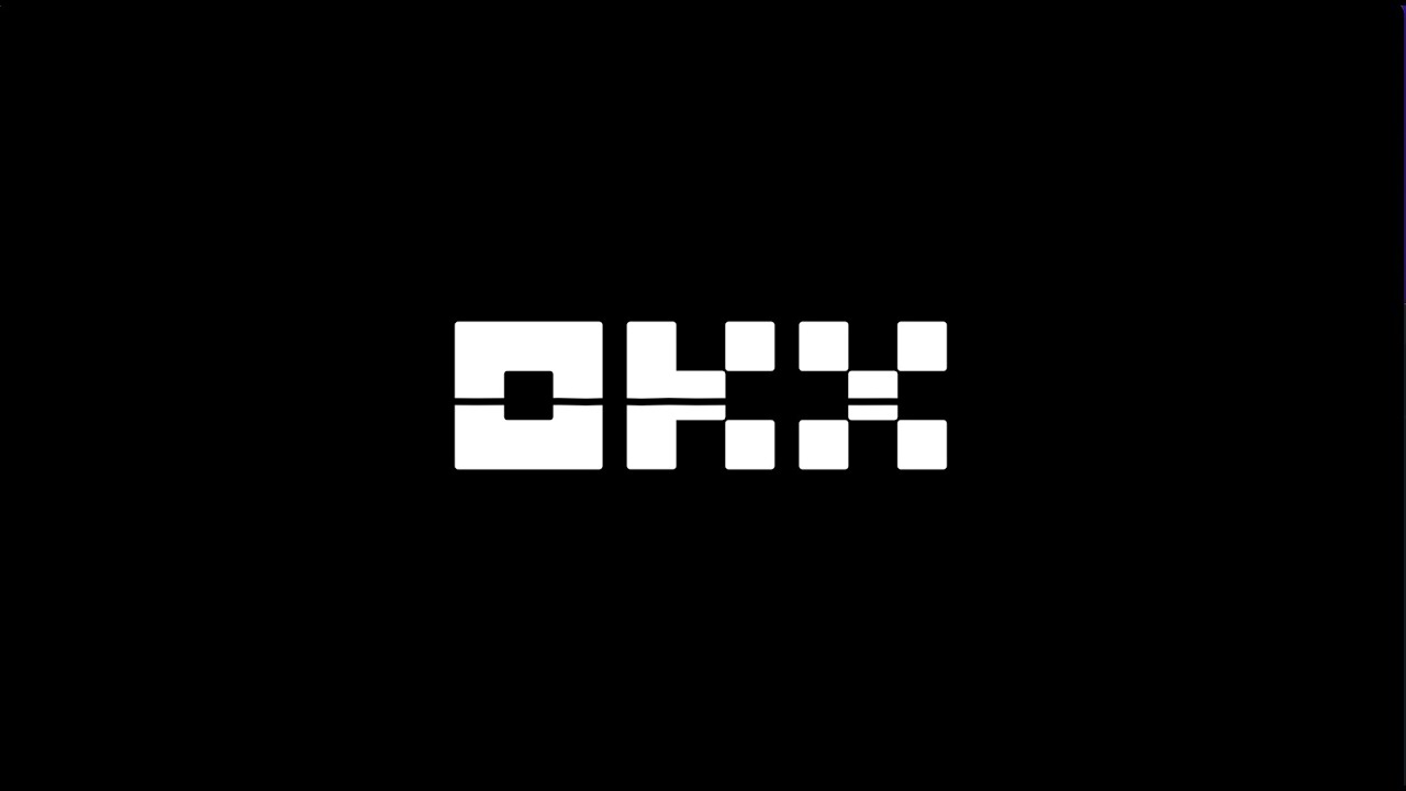 Логотип криптовалютной биржи OKX на черном фоне